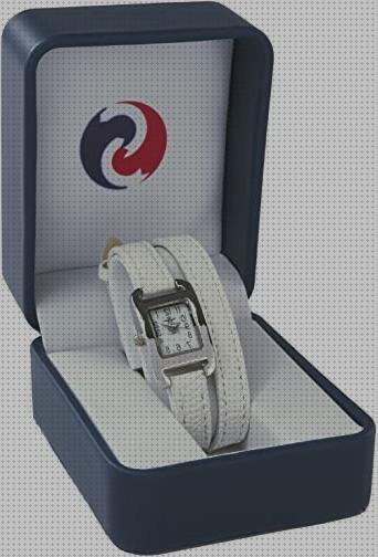 Review de reloj de mujer plateado con fondo de color